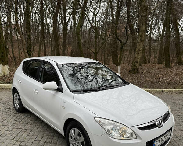 Белый Хендай i30, объемом двигателя 1.6 л и пробегом 212 тыс. км за 5400 $, фото 1 на Automoto.ua