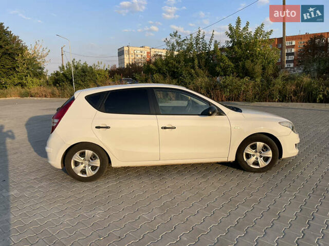Белый Хендай i30, объемом двигателя 1.4 л и пробегом 160 тыс. км за 6700 $, фото 1 на Automoto.ua