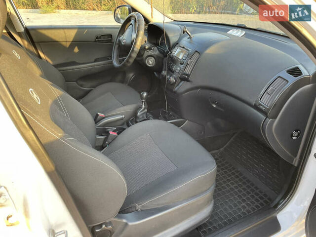 Белый Хендай i30, объемом двигателя 1.4 л и пробегом 160 тыс. км за 6700 $, фото 9 на Automoto.ua