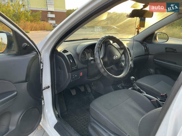 Белый Хендай i30, объемом двигателя 1.4 л и пробегом 160 тыс. км за 6700 $, фото 3 на Automoto.ua