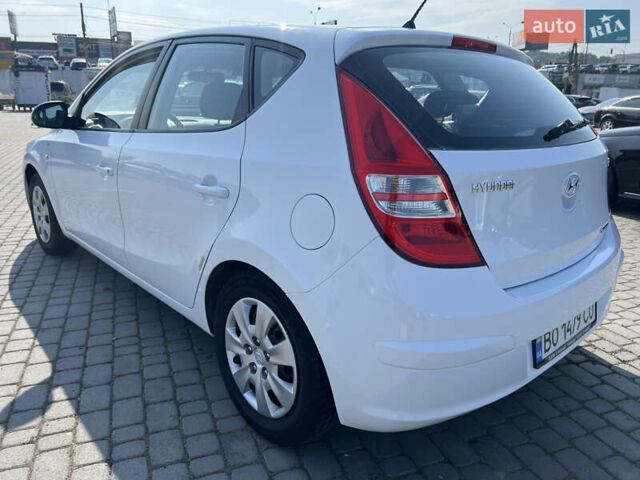 Белый Хендай i30, объемом двигателя 1.58 л и пробегом 205 тыс. км за 5700 $, фото 4 на Automoto.ua