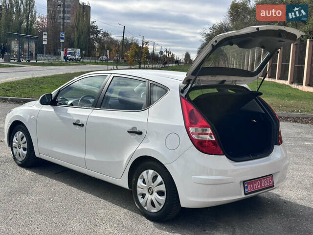Белый Хендай i30, объемом двигателя 1.4 л и пробегом 203 тыс. км за 6600 $, фото 14 на Automoto.ua