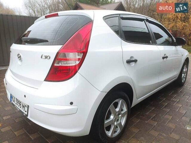 Белый Хендай i30, объемом двигателя 1.4 л и пробегом 171 тыс. км за 6800 $, фото 4 на Automoto.ua