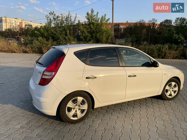 Белый Хендай i30, объемом двигателя 1.4 л и пробегом 160 тыс. км за 6700 $, фото 2 на Automoto.ua