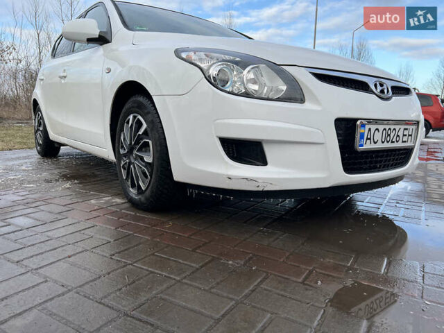 Белый Хендай i30, объемом двигателя 1.4 л и пробегом 190 тыс. км за 4800 $, фото 21 на Automoto.ua