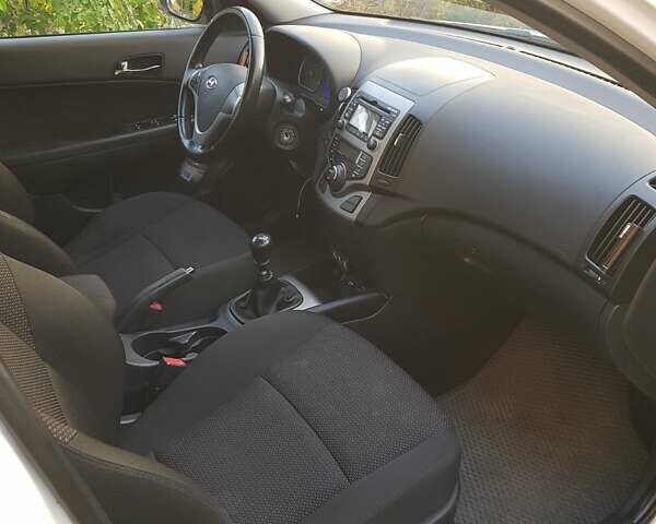 Белый Хендай i30, объемом двигателя 1.59 л и пробегом 218 тыс. км за 6700 $, фото 13 на Automoto.ua