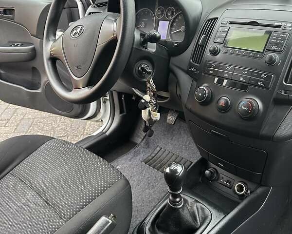 Белый Хендай i30, объемом двигателя 1.4 л и пробегом 193 тыс. км за 6000 $, фото 4 на Automoto.ua