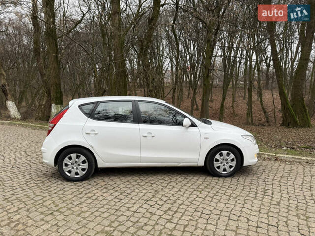 Белый Хендай i30, объемом двигателя 1.6 л и пробегом 212 тыс. км за 5400 $, фото 3 на Automoto.ua