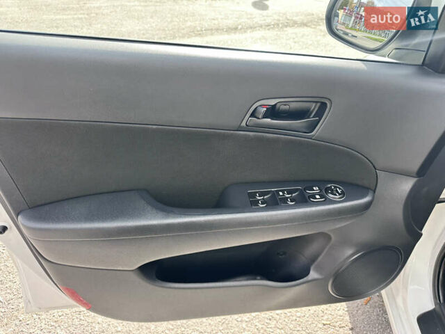 Белый Хендай i30, объемом двигателя 1.4 л и пробегом 203 тыс. км за 6600 $, фото 11 на Automoto.ua