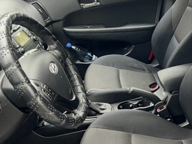 Белый Хендай i30, объемом двигателя 1.6 л и пробегом 210 тыс. км за 5999 $, фото 14 на Automoto.ua