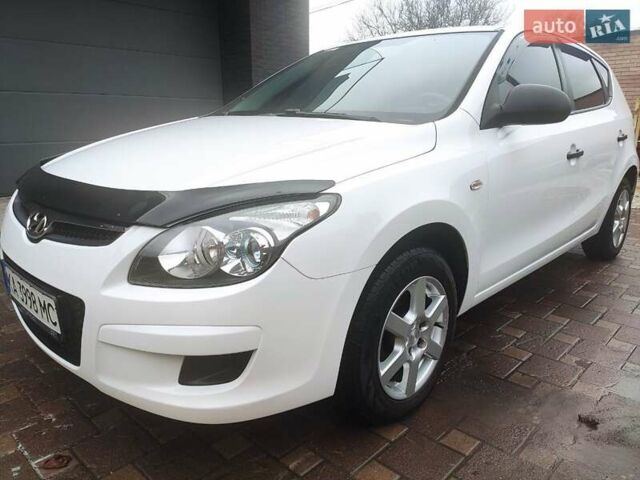 Белый Хендай i30, объемом двигателя 1.4 л и пробегом 171 тыс. км за 6800 $, фото 3 на Automoto.ua