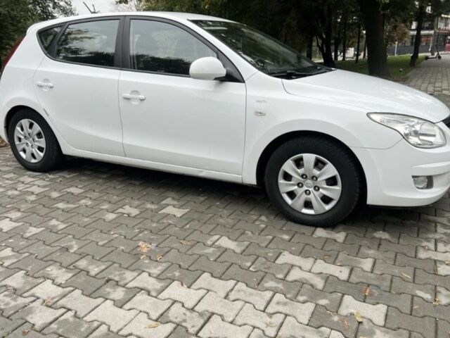 Белый Хендай i30, объемом двигателя 1.6 л и пробегом 210 тыс. км за 5999 $, фото 4 на Automoto.ua