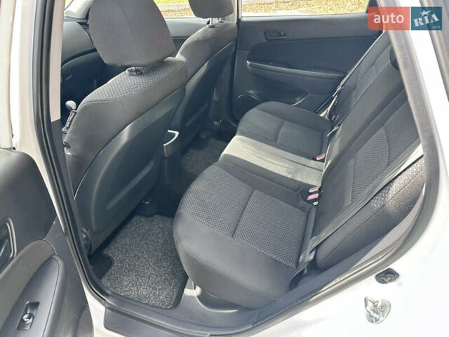 Белый Хендай i30, объемом двигателя 1.4 л и пробегом 203 тыс. км за 6600 $, фото 12 на Automoto.ua