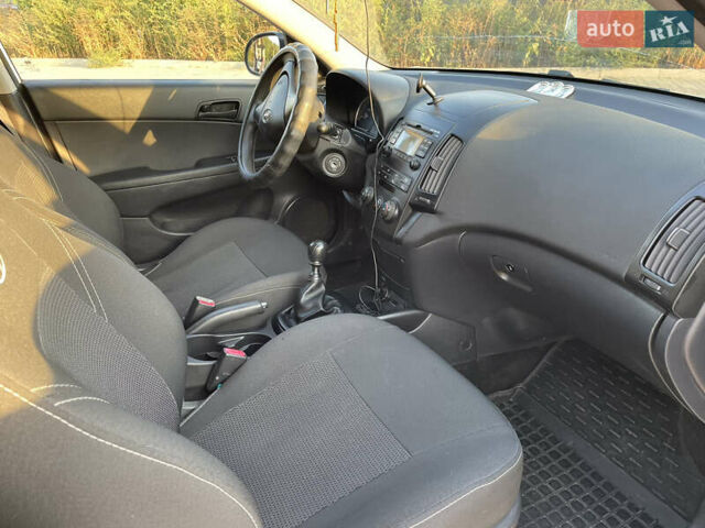 Белый Хендай i30, объемом двигателя 1.4 л и пробегом 160 тыс. км за 6700 $, фото 8 на Automoto.ua