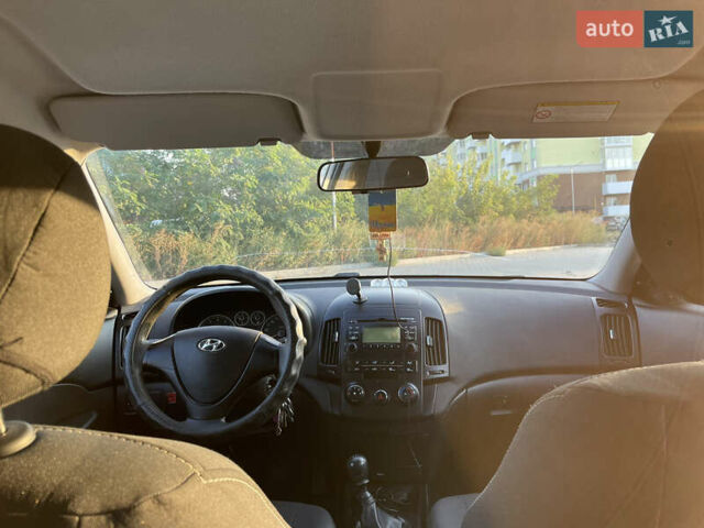 Белый Хендай i30, объемом двигателя 1.4 л и пробегом 160 тыс. км за 6700 $, фото 16 на Automoto.ua