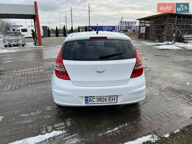 Белый Хендай i30, объемом двигателя 1.4 л и пробегом 190 тыс. км за 4800 $, фото 6 на Automoto.ua