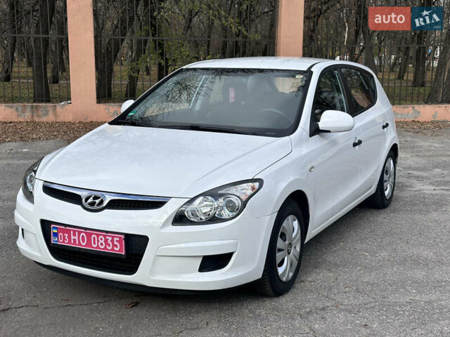 Белый Хендай i30, объемом двигателя 1.4 л и пробегом 203 тыс. км за 6600 $, фото 1 на Automoto.ua