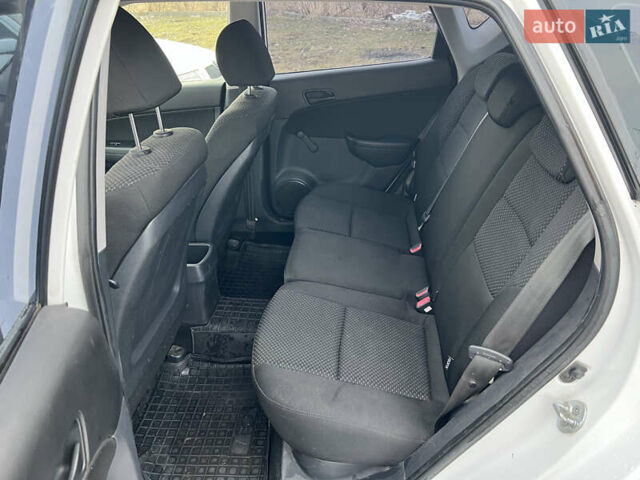 Белый Хендай i30, объемом двигателя 1.4 л и пробегом 190 тыс. км за 4800 $, фото 15 на Automoto.ua