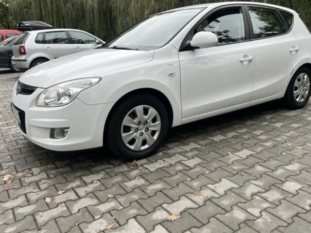 Белый Хендай i30, объемом двигателя 1.6 л и пробегом 210 тыс. км за 5999 $, фото 1 на Automoto.ua