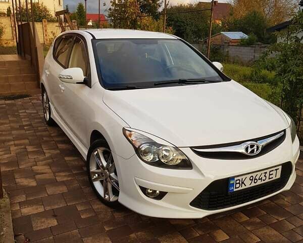 Белый Хендай i30, объемом двигателя 1.59 л и пробегом 218 тыс. км за 6700 $, фото 1 на Automoto.ua