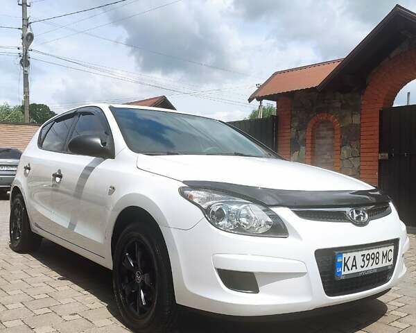 Белый Хендай i30, объемом двигателя 1.4 л и пробегом 171 тыс. км за 6800 $, фото 25 на Automoto.ua