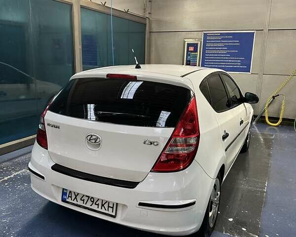 Белый Хендай i30, объемом двигателя 1.4 л и пробегом 193 тыс. км за 6000 $, фото 3 на Automoto.ua