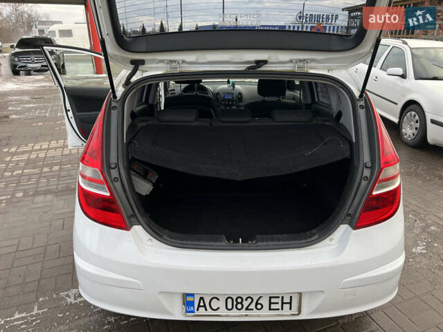 Белый Хендай i30, объемом двигателя 1.4 л и пробегом 190 тыс. км за 4800 $, фото 7 на Automoto.ua