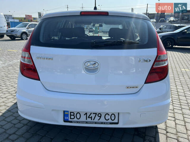 Белый Хендай i30, объемом двигателя 1.58 л и пробегом 205 тыс. км за 5700 $, фото 3 на Automoto.ua