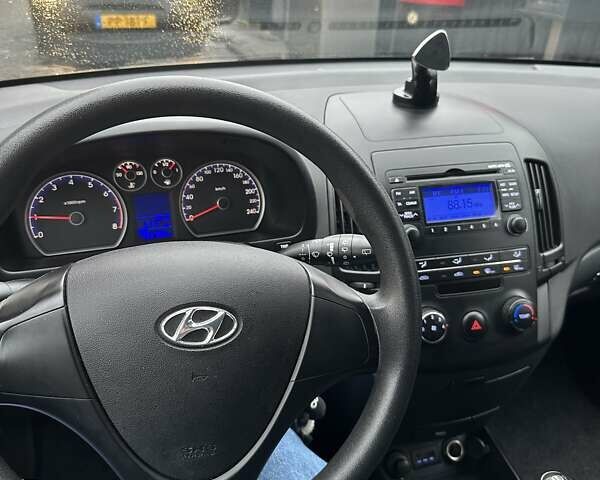 Белый Хендай i30, объемом двигателя 1.4 л и пробегом 193 тыс. км за 6000 $, фото 6 на Automoto.ua