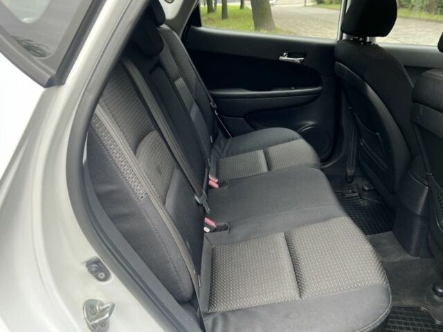 Белый Хендай i30, объемом двигателя 1.6 л и пробегом 210 тыс. км за 5999 $, фото 10 на Automoto.ua