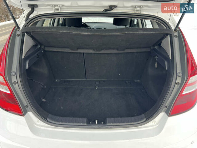 Белый Хендай i30, объемом двигателя 1.4 л и пробегом 202 тыс. км за 5600 $, фото 10 на Automoto.ua