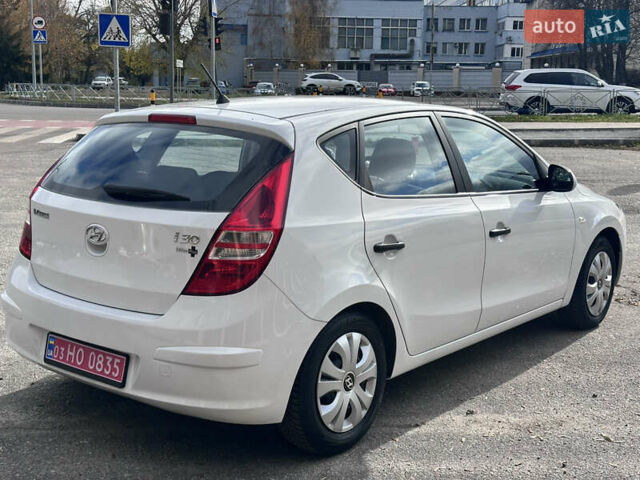 Белый Хендай i30, объемом двигателя 1.4 л и пробегом 203 тыс. км за 6600 $, фото 5 на Automoto.ua