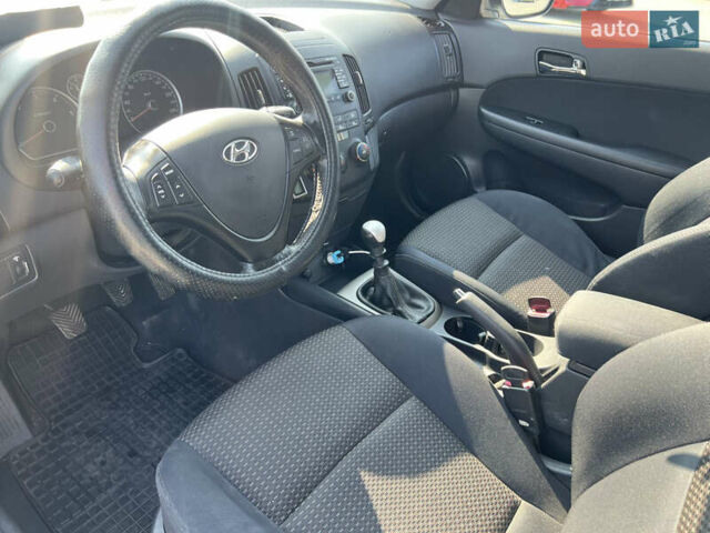 Белый Хендай i30, объемом двигателя 1.58 л и пробегом 205 тыс. км за 5700 $, фото 9 на Automoto.ua