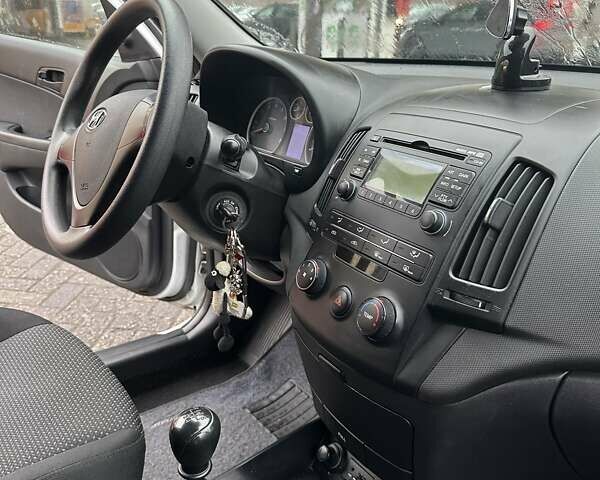 Белый Хендай i30, объемом двигателя 1.4 л и пробегом 193 тыс. км за 6000 $, фото 5 на Automoto.ua
