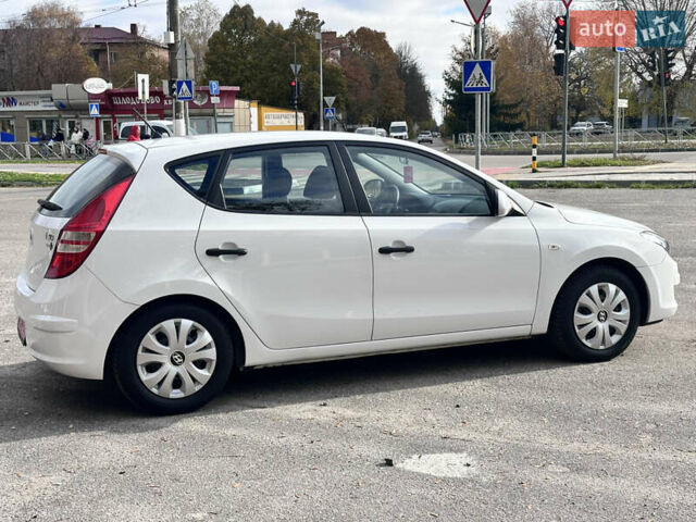 Белый Хендай i30, объемом двигателя 1.4 л и пробегом 203 тыс. км за 6600 $, фото 4 на Automoto.ua
