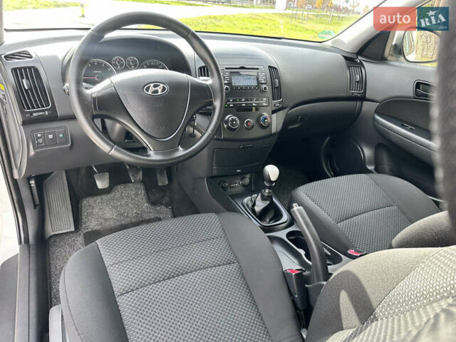 Белый Хендай i30, объемом двигателя 1.4 л и пробегом 203 тыс. км за 6600 $, фото 13 на Automoto.ua