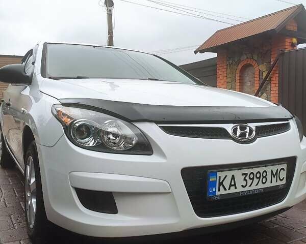 Белый Хендай i30, объемом двигателя 1.4 л и пробегом 171 тыс. км за 6800 $, фото 1 на Automoto.ua