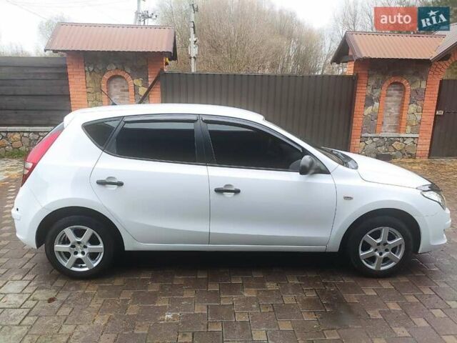 Белый Хендай i30, объемом двигателя 1.4 л и пробегом 171 тыс. км за 6800 $, фото 6 на Automoto.ua