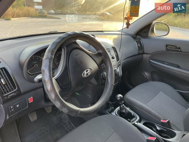 Белый Хендай i30, объемом двигателя 1.4 л и пробегом 160 тыс. км за 6700 $, фото 4 на Automoto.ua