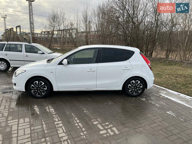 Белый Хендай i30, объемом двигателя 1.4 л и пробегом 190 тыс. км за 4800 $, фото 5 на Automoto.ua