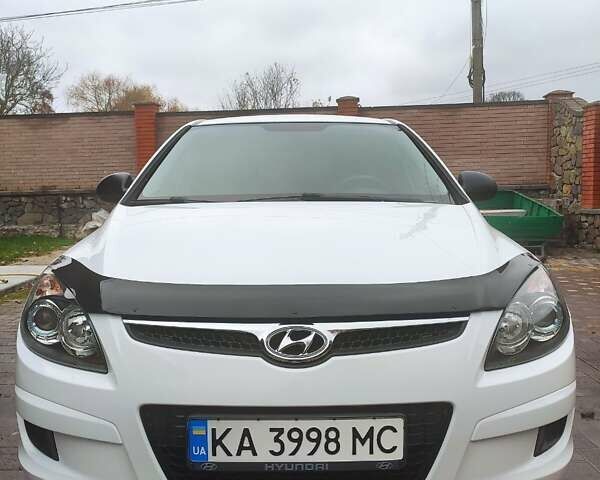 Белый Хендай i30, объемом двигателя 1.4 л и пробегом 171 тыс. км за 6800 $, фото 2 на Automoto.ua