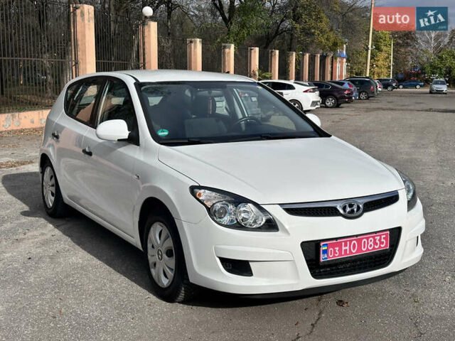 Белый Хендай i30, объемом двигателя 1.4 л и пробегом 203 тыс. км за 6600 $, фото 3 на Automoto.ua