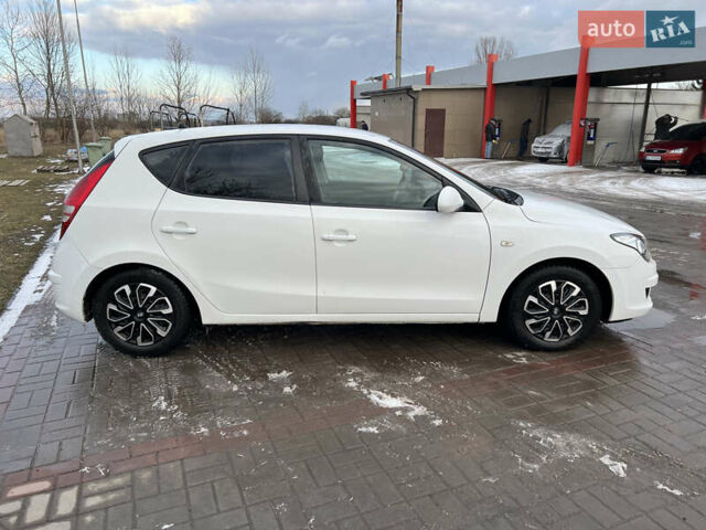 Белый Хендай i30, объемом двигателя 1.4 л и пробегом 190 тыс. км за 4800 $, фото 4 на Automoto.ua