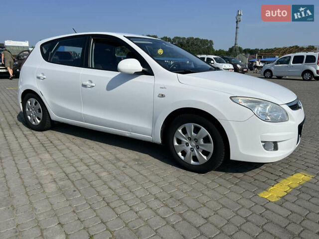 Белый Хендай i30, объемом двигателя 1.58 л и пробегом 205 тыс. км за 5700 $, фото 1 на Automoto.ua