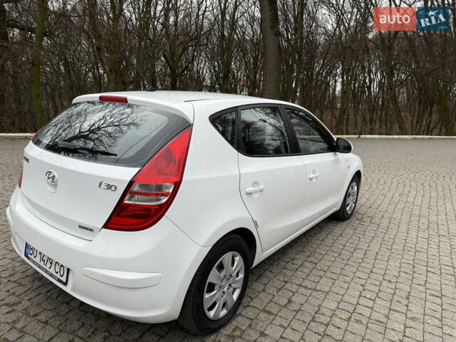 Белый Хендай i30, объемом двигателя 1.6 л и пробегом 212 тыс. км за 5400 $, фото 6 на Automoto.ua