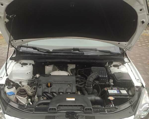 Белый Хендай i30, объемом двигателя 1.4 л и пробегом 171 тыс. км за 6800 $, фото 17 на Automoto.ua