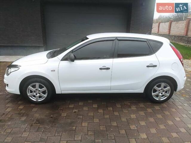 Белый Хендай i30, объемом двигателя 1.4 л и пробегом 171 тыс. км за 6800 $, фото 13 на Automoto.ua