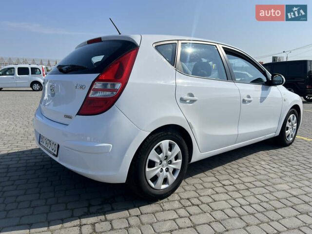 Белый Хендай i30, объемом двигателя 1.58 л и пробегом 205 тыс. км за 5700 $, фото 2 на Automoto.ua