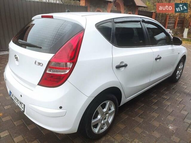 Белый Хендай i30, объемом двигателя 1.4 л и пробегом 171 тыс. км за 6800 $, фото 18 на Automoto.ua