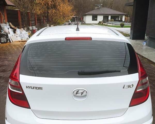 Белый Хендай i30, объемом двигателя 1.4 л и пробегом 171 тыс. км за 6800 $, фото 11 на Automoto.ua